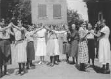 Kochschülerinnen am Jugendheim in Rinkerode um 1930
