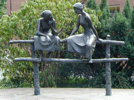 Bronzeplastik Zwiegespräch auf dem Dorfplatz in Rinkerode