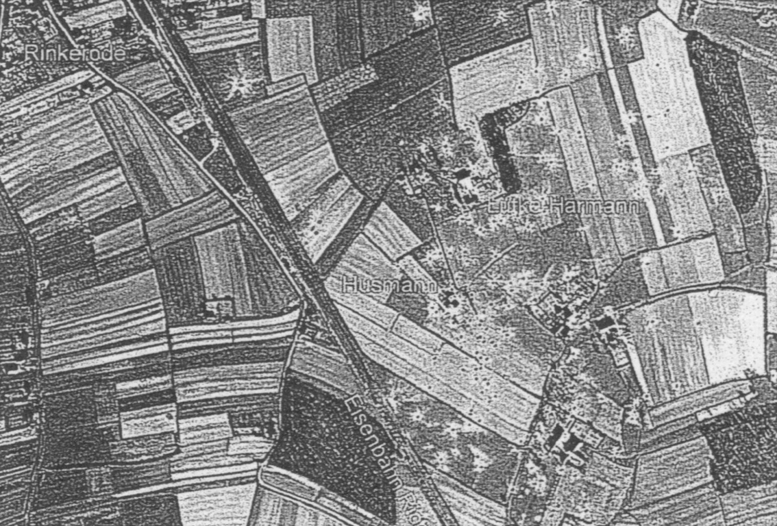 Luftbild nach einem Angriff amerikanischer Tiefflieger.