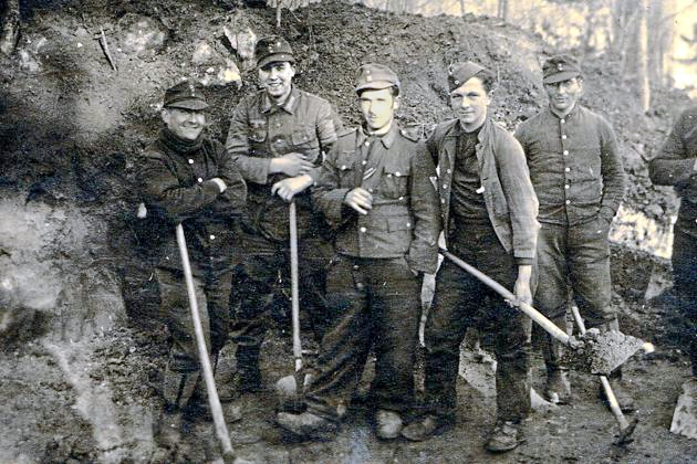 Die Aufnahme zeigt Wilhelm Schemmelmann mit Kameraden im Krieg.
