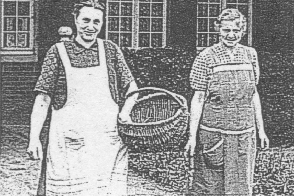Die Aufnahme zeigt Mutter Schemmelmann mit dem damaligen Hausmädchen Hedwig Klein.