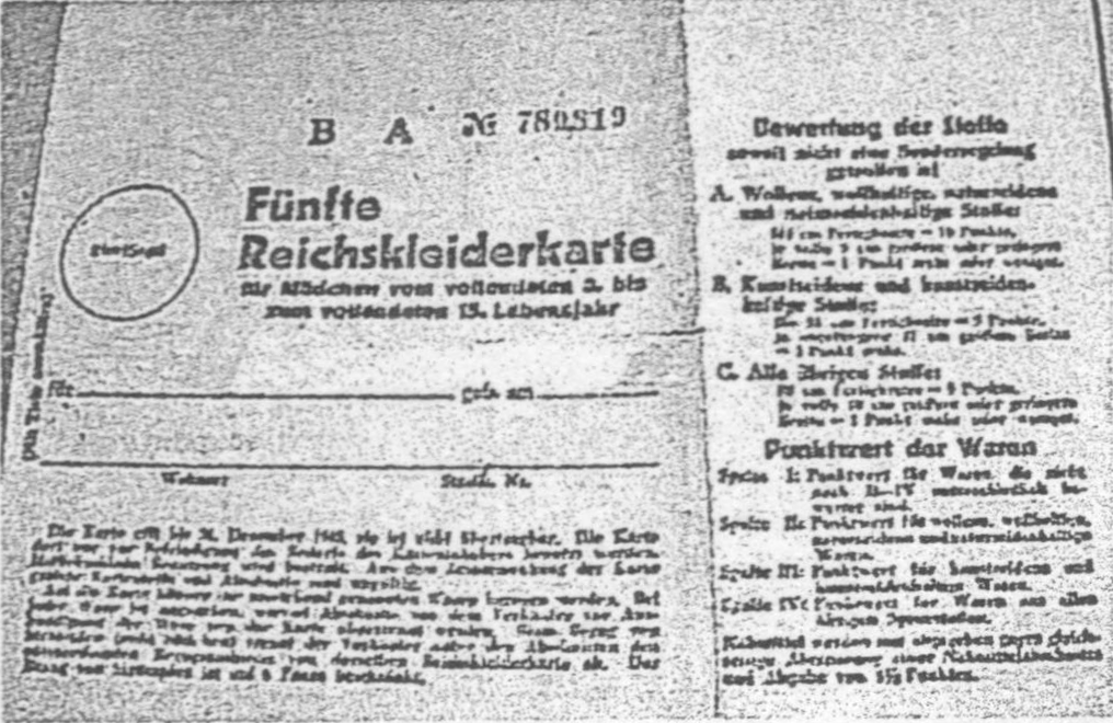 Die Aufnahme zeigt einen Bezugsschein für Lebensmittel, Kleidung und Schuhe.