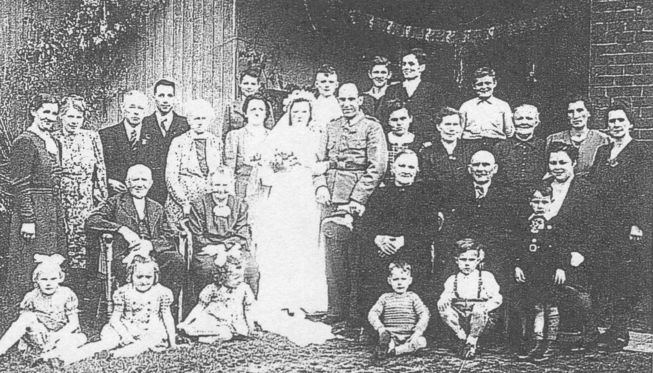 Die Aufnahme zeigt Anneliese Märtens auf einem Hochzeitsfoto einer Hochzeitsgesellschaft.