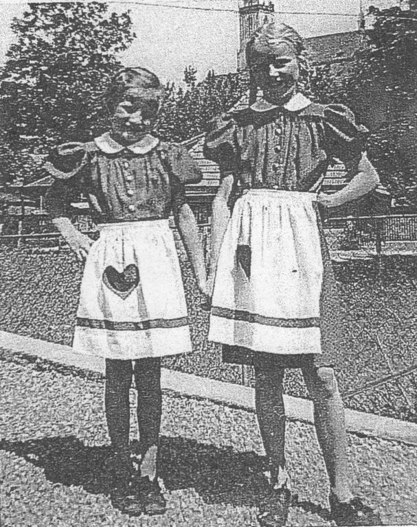 Die Aufnahme zeigt Doris Stöppler und ihre Schwester Marlies.