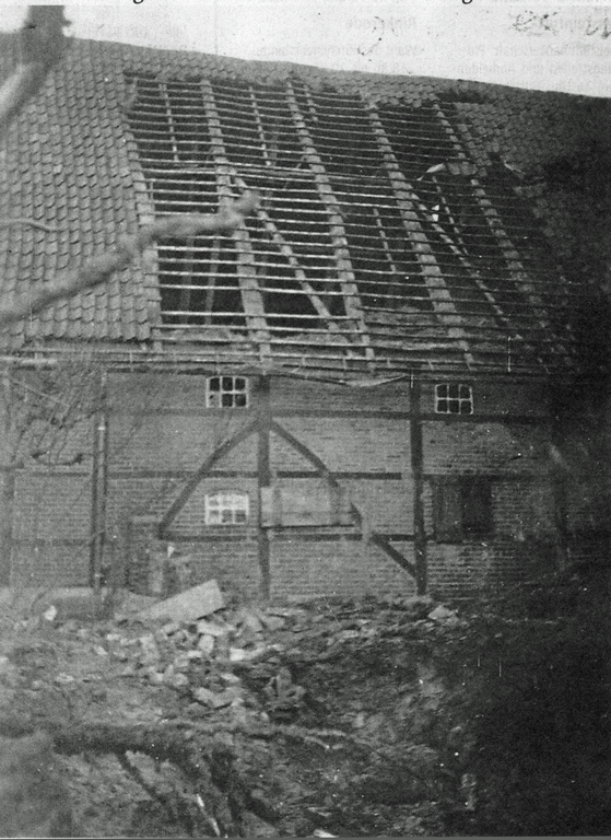 Diese Aufnahme zeigt den Bombenkrater und das zerstörte Haus der Familie Voss.