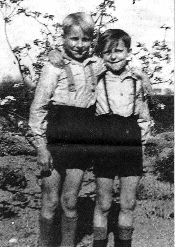 Die Aufnahme zeigt ein Bild von Gerd und Karl-Heinz Ehlert um 1943