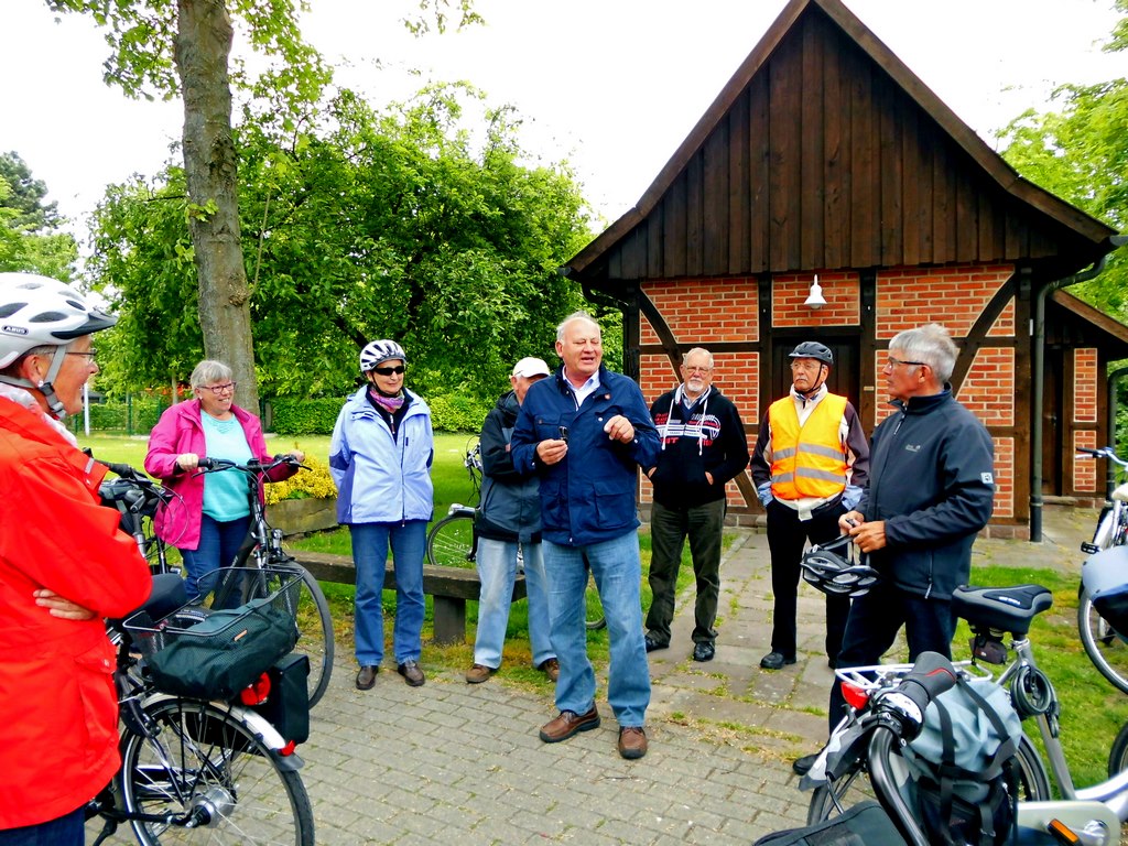 Start zur Radtour des Heimatvereins Rinkerode in den Bärlauchwald am Backhaus