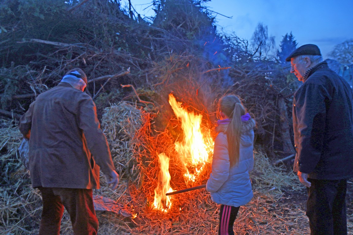 Bild vom Anzünden des Osterfeuers