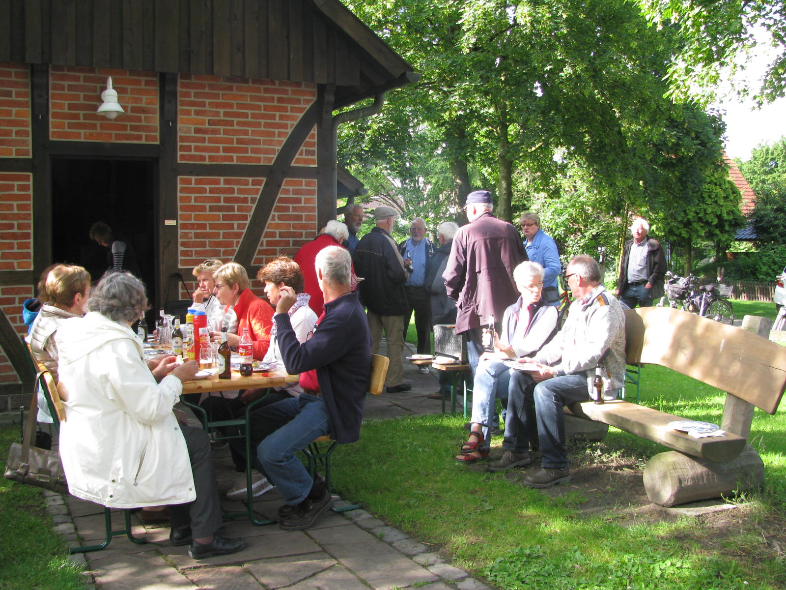 Teilnehmer der Fahrt vor dem Backhaus beim Grillen