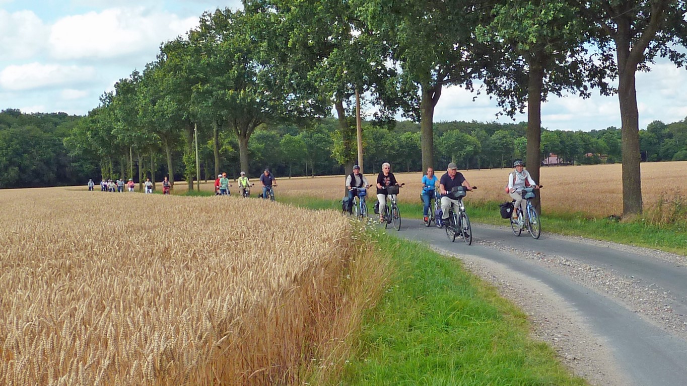 Teilnehmer der Fahrt unterwegs in der Bauerschaft Eickenbeck