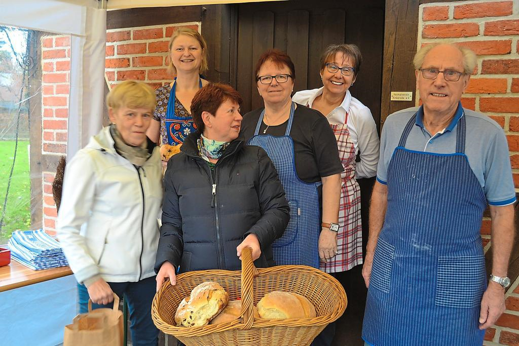 Bild der fleißigen Helfer des Heimatvereins Rinkerode vor dem Backhaus