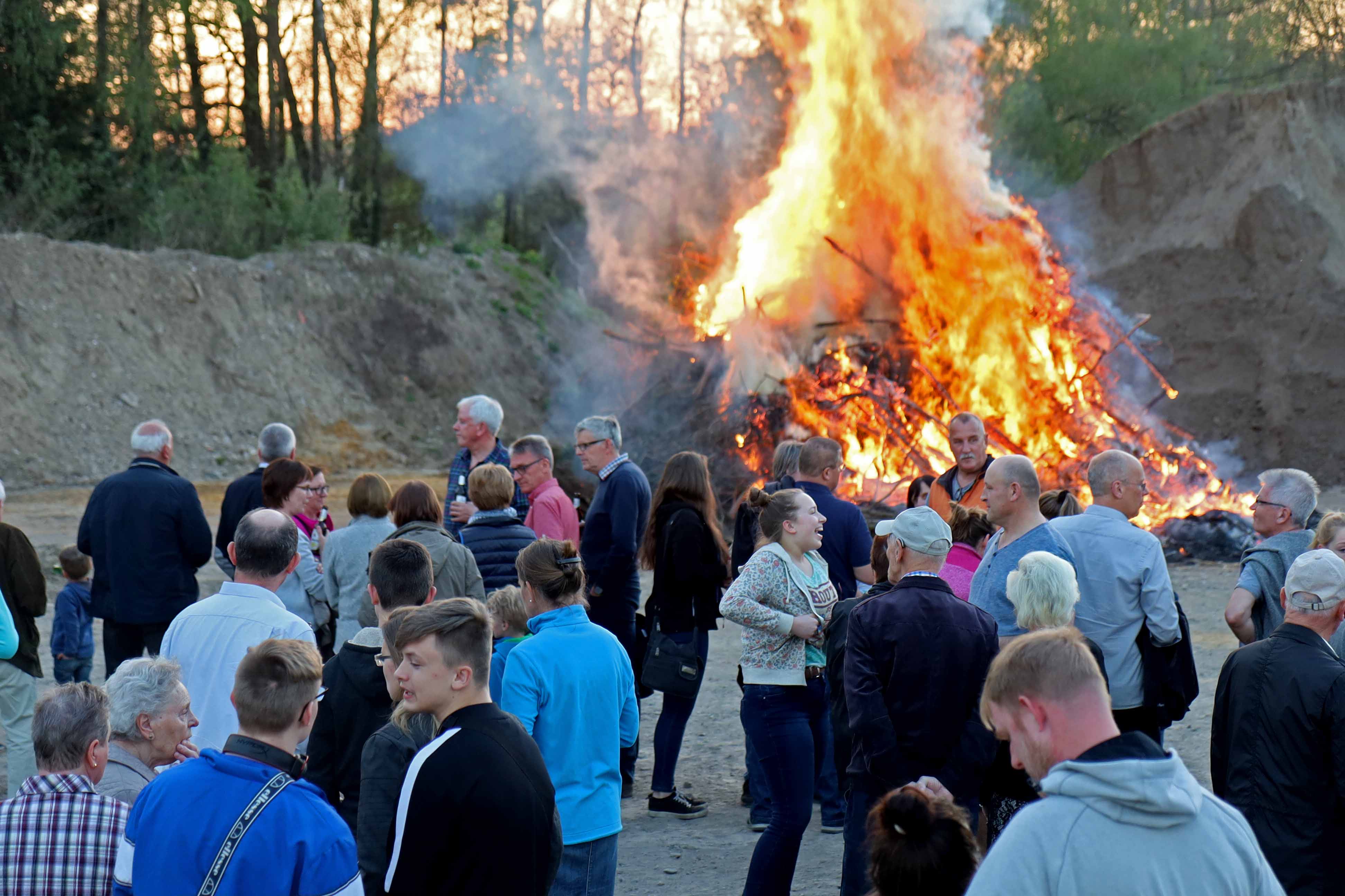 Bild  vom Osterfeuer des Heimatvereins Rinkerode