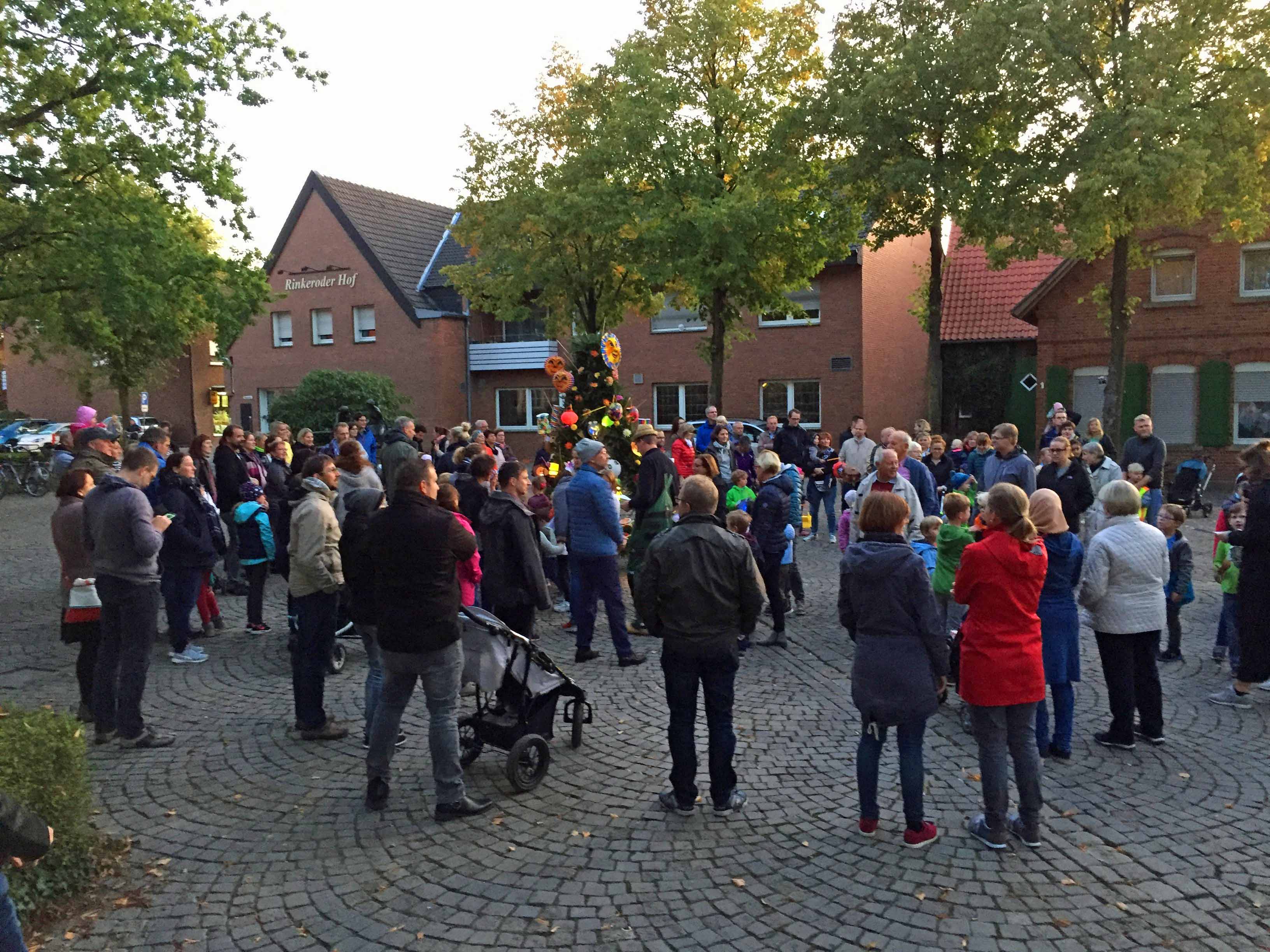 Bild  des Lambertus-Spiels des Heimatvereins Rinkerode auf dem Dorfplatz.