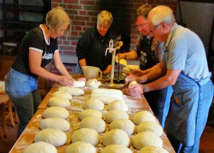 Bild vom Brot backen des Heimatvereins Rinkerode.